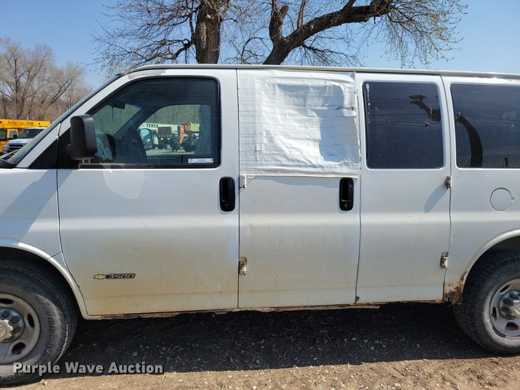 image for item MO9653 2005 Chevrolet Express 3500  van