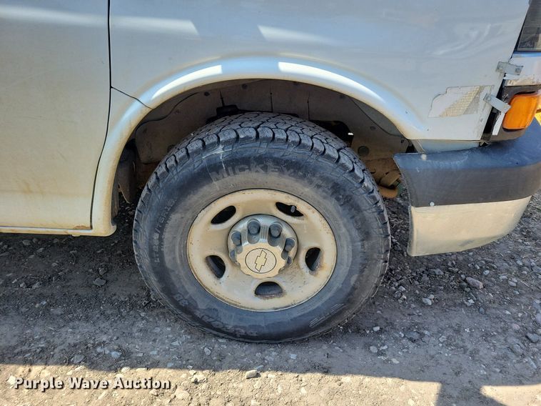 image for item MO9653 2005 Chevrolet Express 3500  van