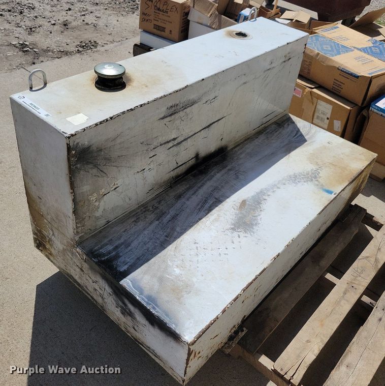 image for item MO9655 Fuel tank