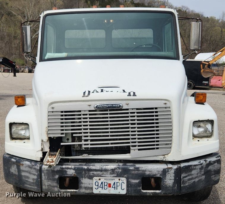 image for item MW9629 1992 Freightliner FL70  flatbed truck
