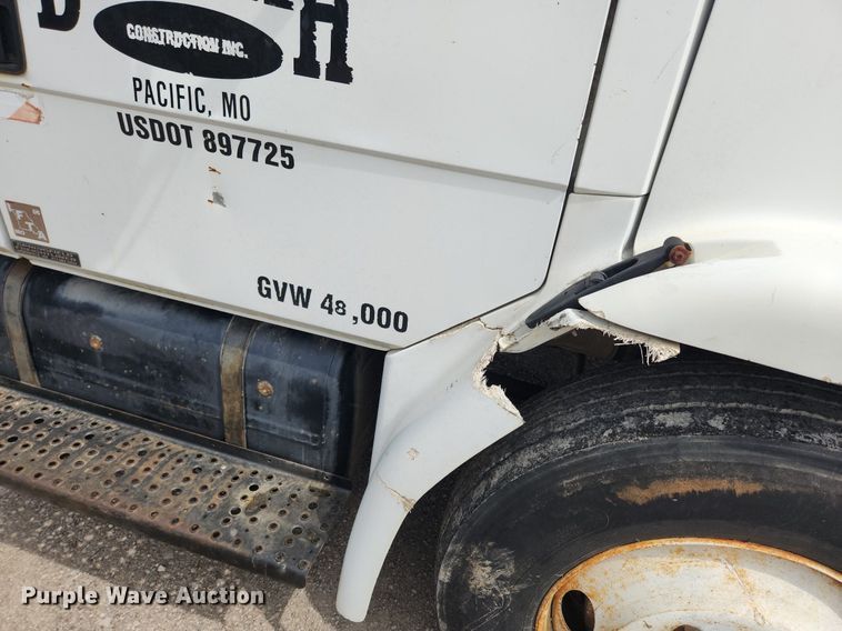 image for item MW9629 1992 Freightliner FL70  flatbed truck