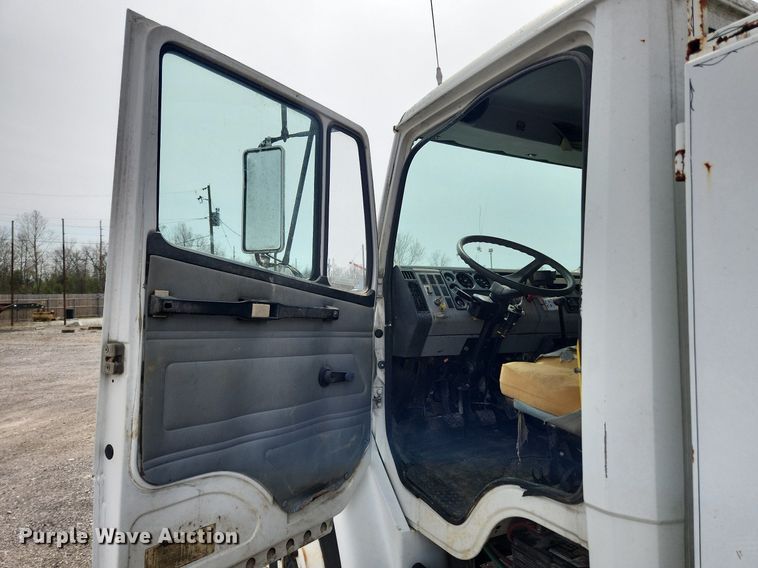 image for item MW9629 1992 Freightliner FL70  flatbed truck