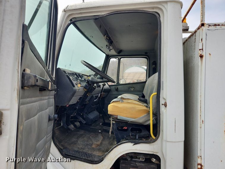 image for item MW9629 1992 Freightliner FL70  flatbed truck