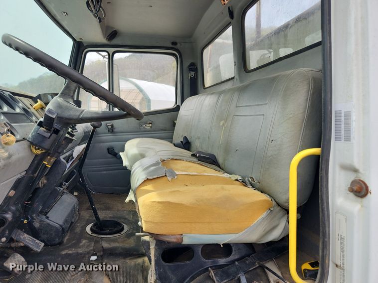 image for item MW9629 1992 Freightliner FL70  flatbed truck