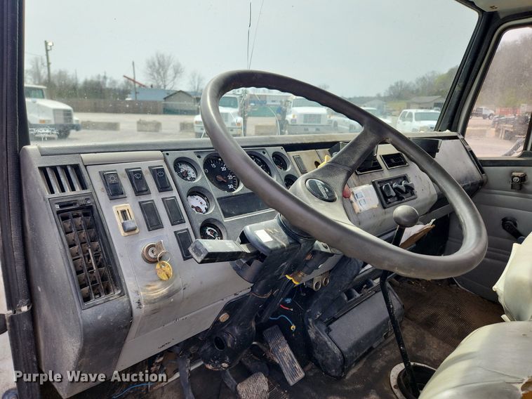 image for item MW9629 1992 Freightliner FL70  flatbed truck