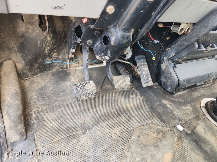 image for item MW9629 1992 Freightliner FL70  flatbed truck