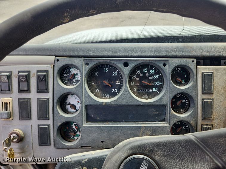 image for item MW9629 1992 Freightliner FL70  flatbed truck