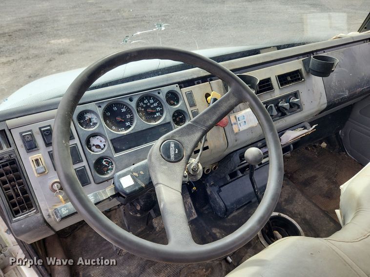 image for item MW9629 1992 Freightliner FL70  flatbed truck