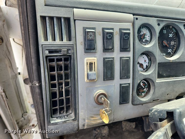 image for item MW9629 1992 Freightliner FL70  flatbed truck