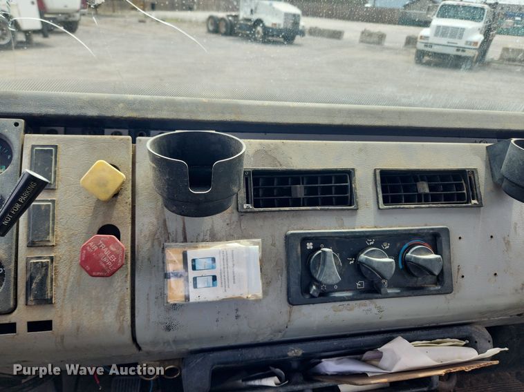 image for item MW9629 1992 Freightliner FL70  flatbed truck