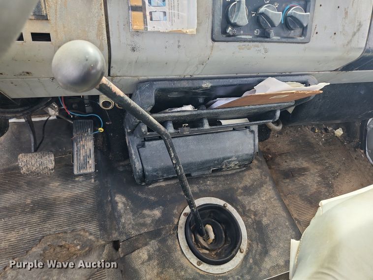 image for item MW9629 1992 Freightliner FL70  flatbed truck