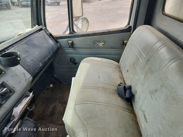 image for item MW9629 1992 Freightliner FL70  flatbed truck