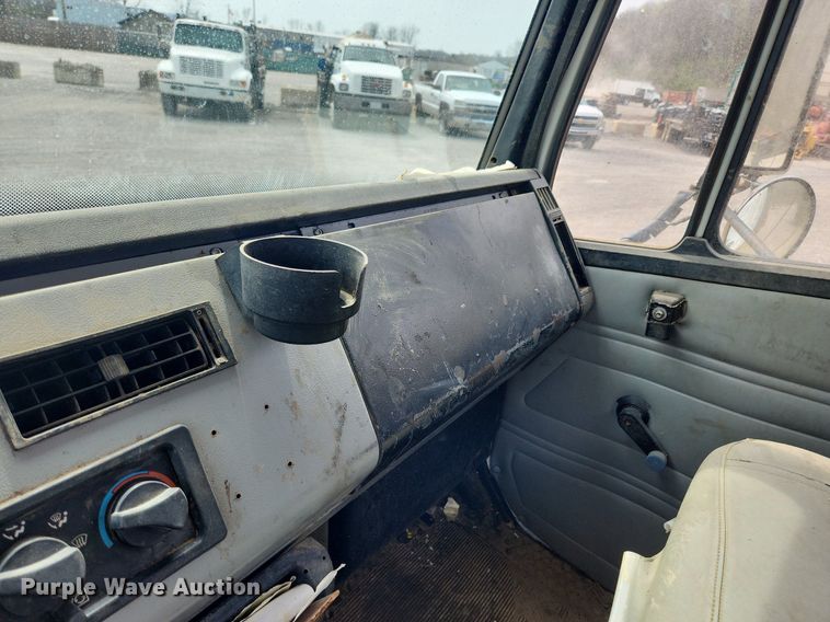 image for item MW9629 1992 Freightliner FL70  flatbed truck