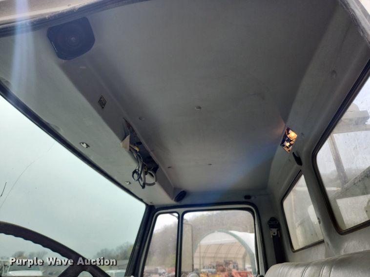 image for item MW9629 1992 Freightliner FL70  flatbed truck