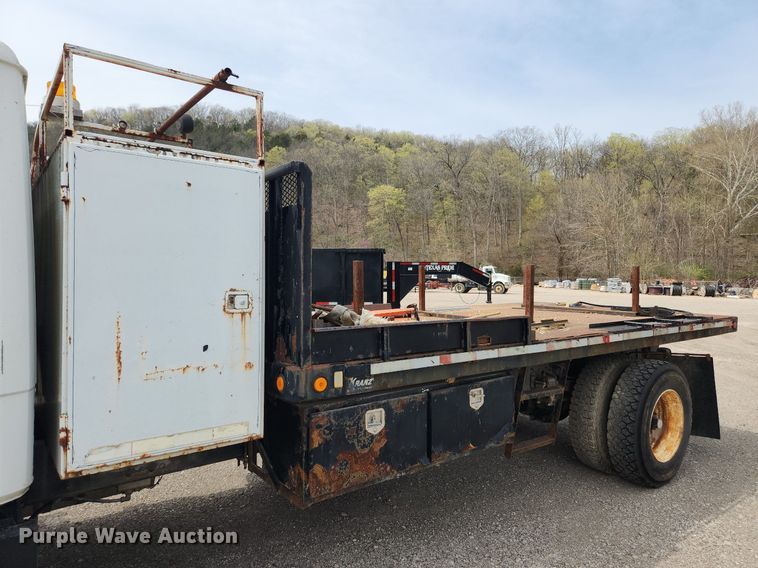 image for item MW9629 1992 Freightliner FL70  flatbed truck