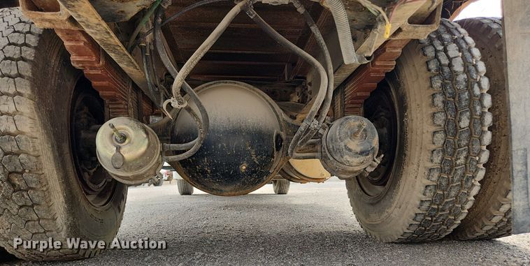 image for item MW9629 1992 Freightliner FL70  flatbed truck