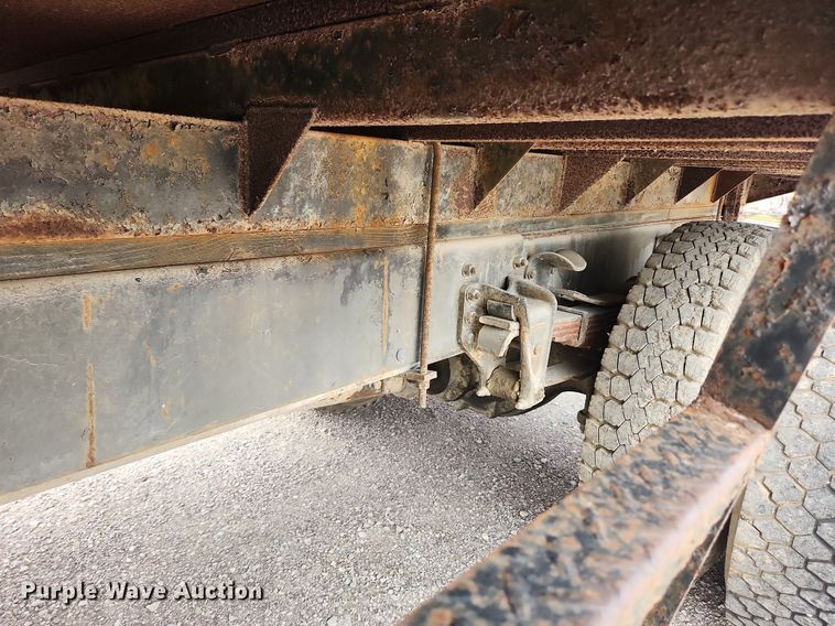 image for item MW9629 1992 Freightliner FL70  flatbed truck