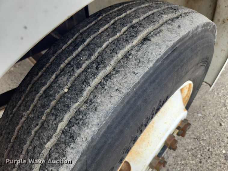 image for item MW9629 1992 Freightliner FL70  flatbed truck