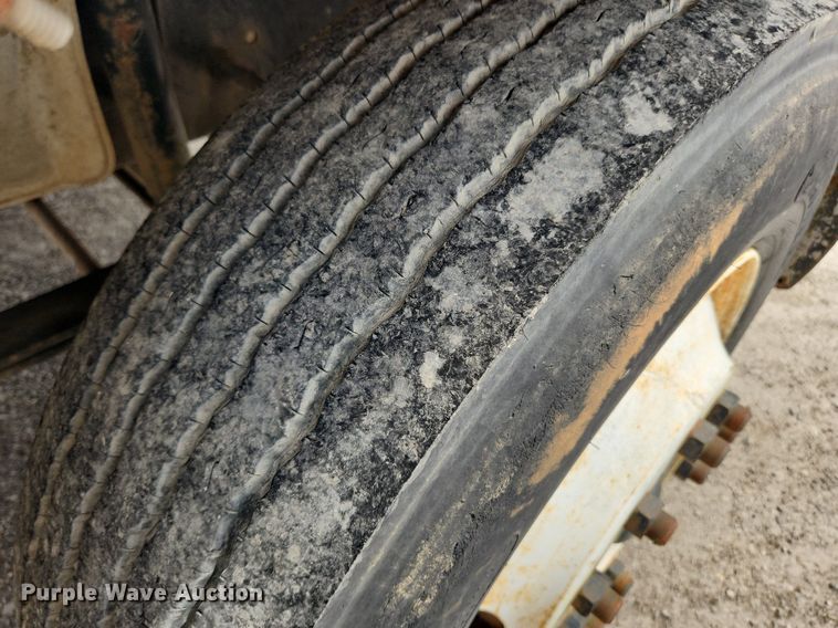 image for item MW9629 1992 Freightliner FL70  flatbed truck