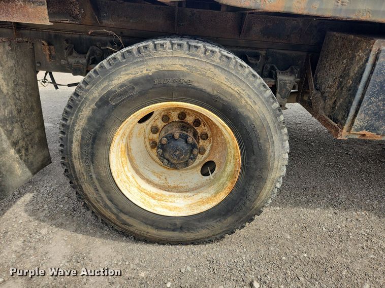 image for item MW9629 1992 Freightliner FL70  flatbed truck