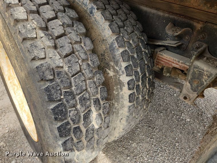 image for item MW9629 1992 Freightliner FL70  flatbed truck