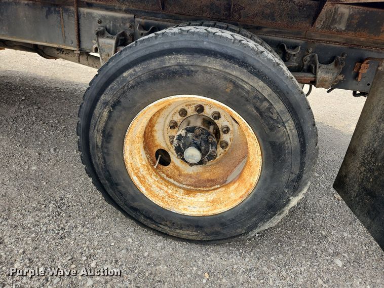 image for item MW9629 1992 Freightliner FL70  flatbed truck