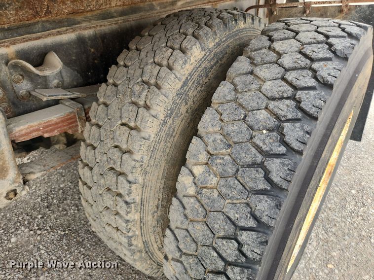 image for item MW9629 1992 Freightliner FL70  flatbed truck