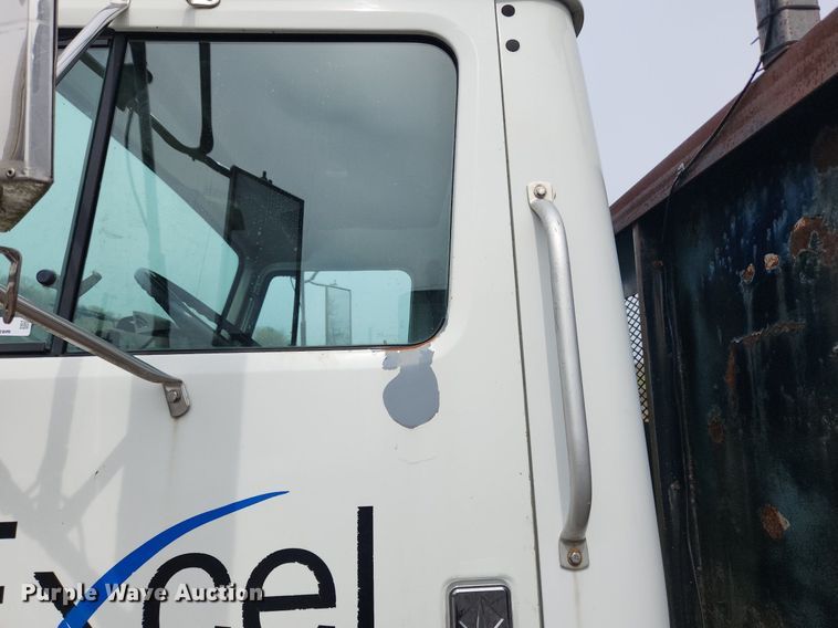 image for item MW9630 1997 International 8100  flatbed truck