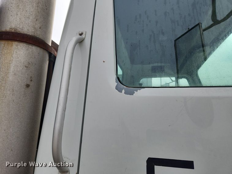 image for item MW9630 1997 International 8100  flatbed truck