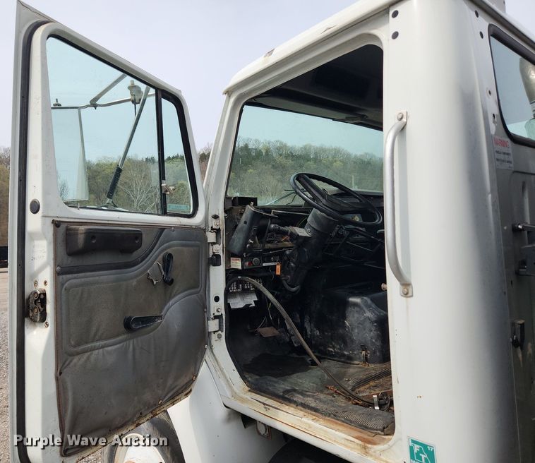 image for item MW9630 1997 International 8100  flatbed truck