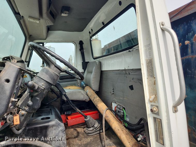 image for item MW9630 1997 International 8100  flatbed truck