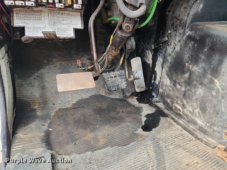 image for item MW9630 1997 International 8100  flatbed truck