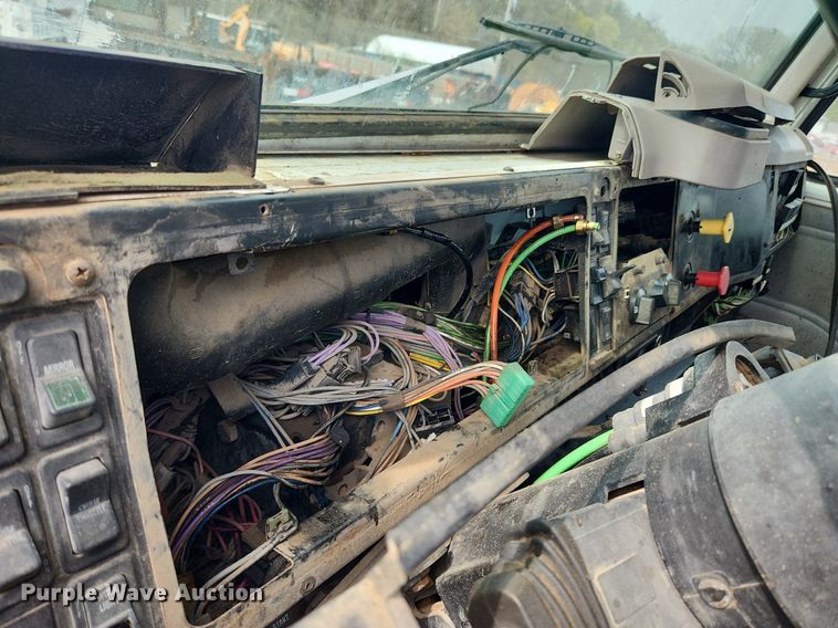 image for item MW9630 1997 International 8100  flatbed truck