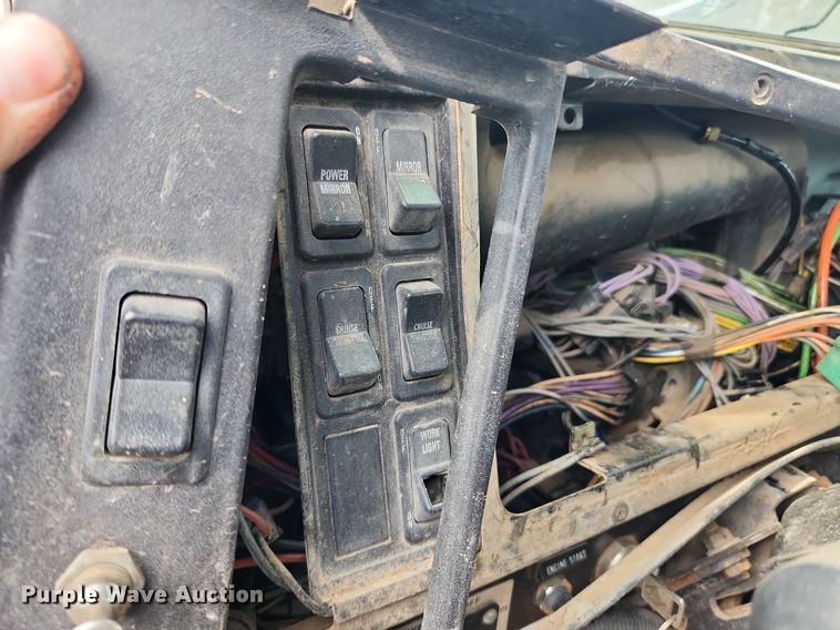 image for item MW9630 1997 International 8100  flatbed truck