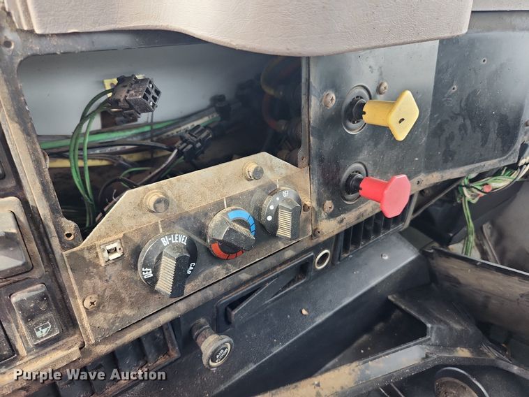 image for item MW9630 1997 International 8100  flatbed truck