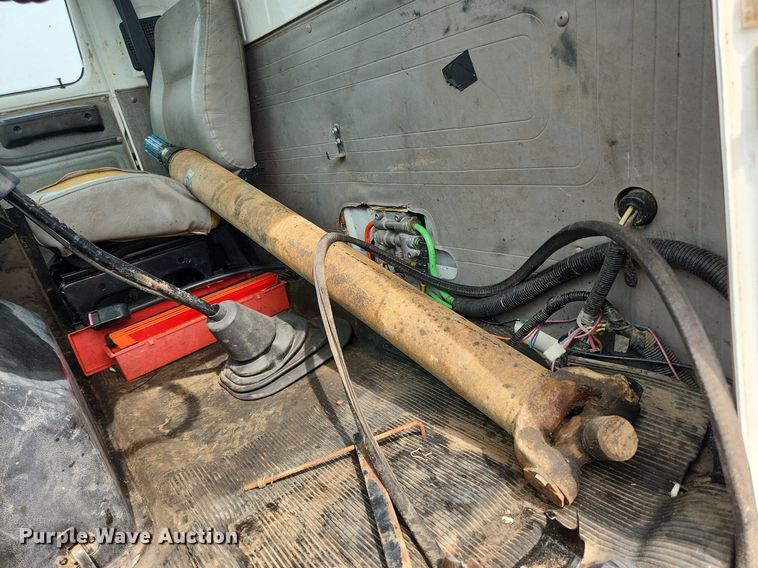 image for item MW9630 1997 International 8100  flatbed truck