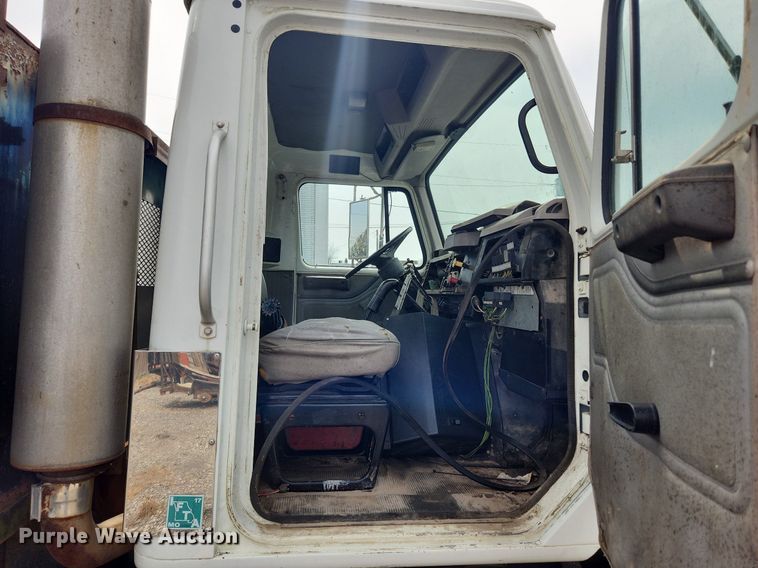 image for item MW9630 1997 International 8100  flatbed truck