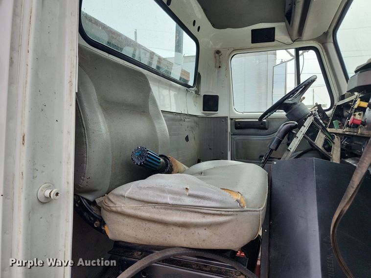 image for item MW9630 1997 International 8100  flatbed truck