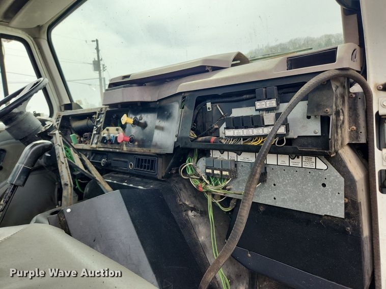 image for item MW9630 1997 International 8100  flatbed truck