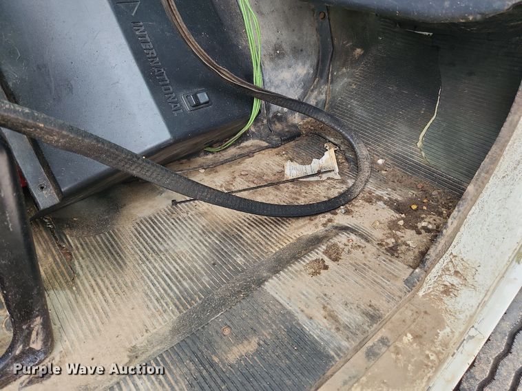 image for item MW9630 1997 International 8100  flatbed truck