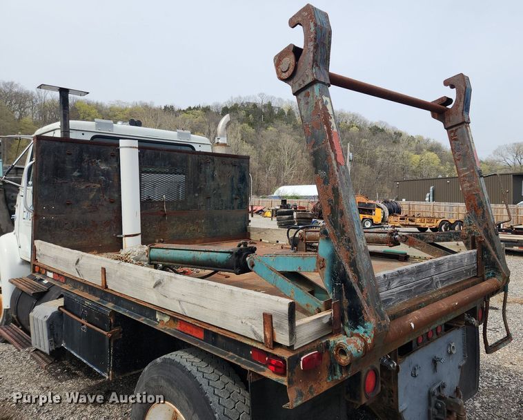 image for item MW9630 1997 International 8100  flatbed truck
