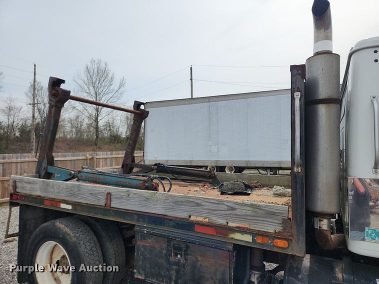 image for item MW9630 1997 International 8100  flatbed truck