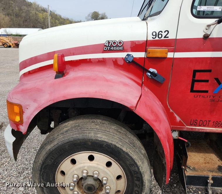 image for item MW9632 1996 International 4700  flatbed truck