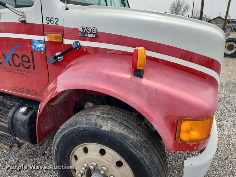 image for item MW9632 1996 International 4700  flatbed truck