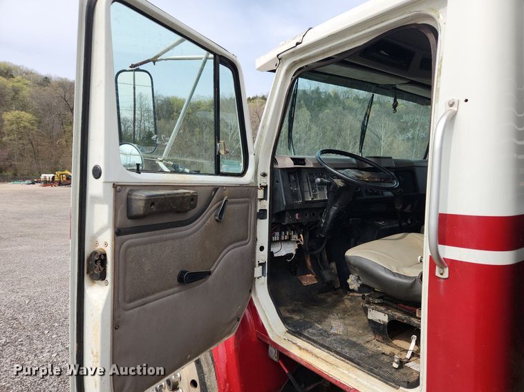 image for item MW9632 1996 International 4700  flatbed truck