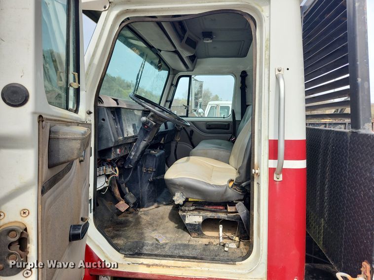 image for item MW9632 1996 International 4700  flatbed truck