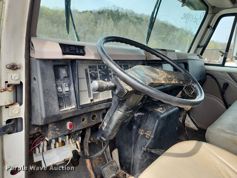 image for item MW9632 1996 International 4700  flatbed truck