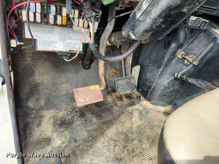 image for item MW9632 1996 International 4700  flatbed truck