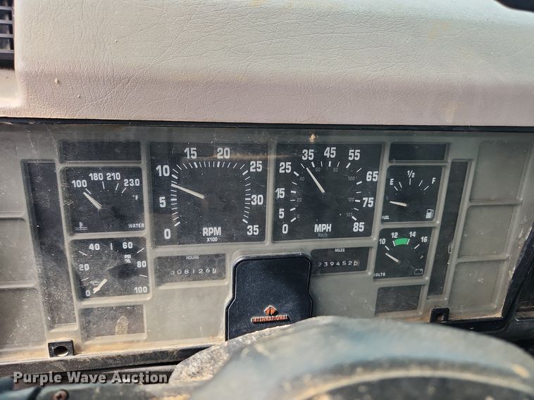 image for item MW9632 1996 International 4700  flatbed truck