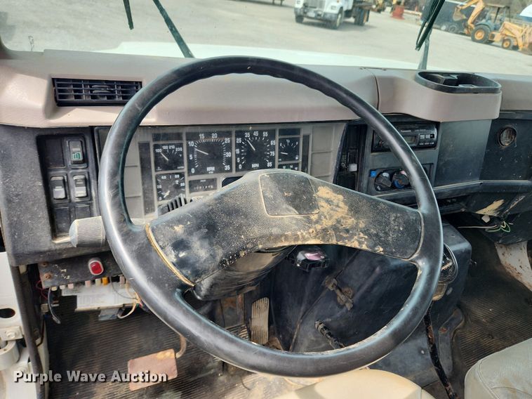 image for item MW9632 1996 International 4700  flatbed truck